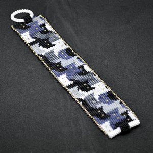 THE CAT CROWD: A Peyote Stitch Beaded Bracelet Pattern by Bead with Bugs