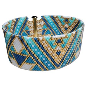 THE BLUES: A Peyote Stitch Beaded Bracelet Pattern by Bead with Bugs