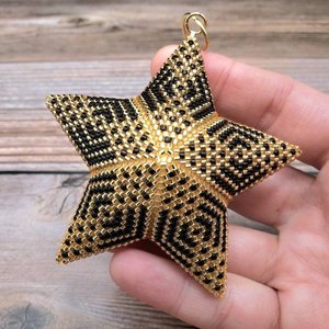 DRAMATIC BLACK: 3D Beaded Peyote Star Pattern by Bead with Bugs