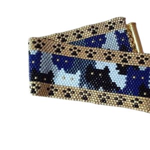 CAT CROWD: A Peyote Stitch Beaded Bracelet Pattern by Bead with Bugs