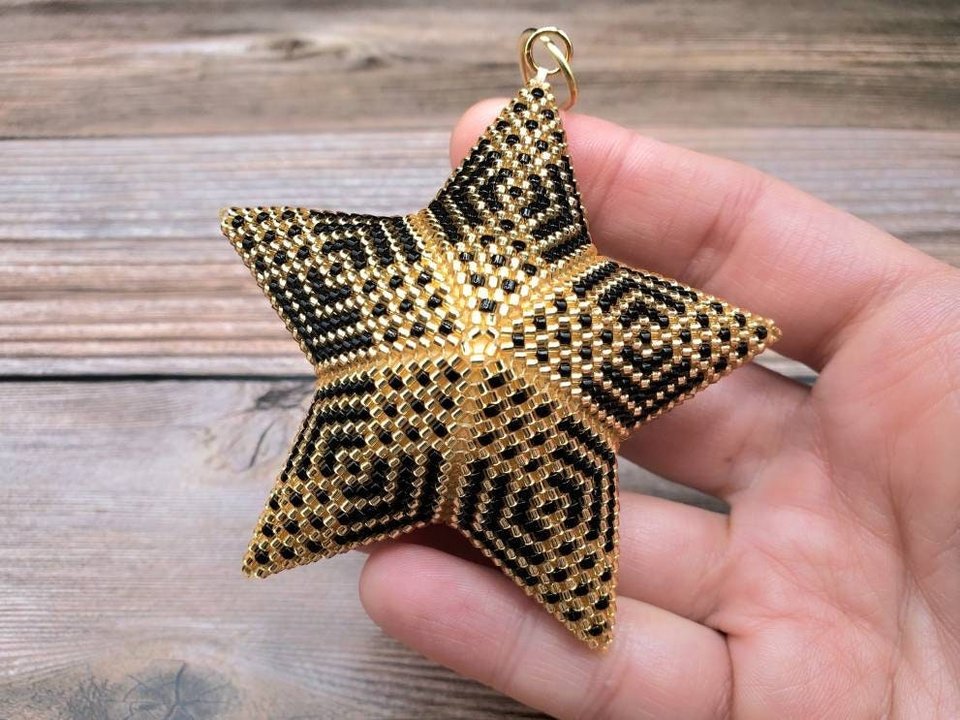 DRAMATIC BLACK: 3D Beaded Peyote Star Pattern by Bead with Bugs
